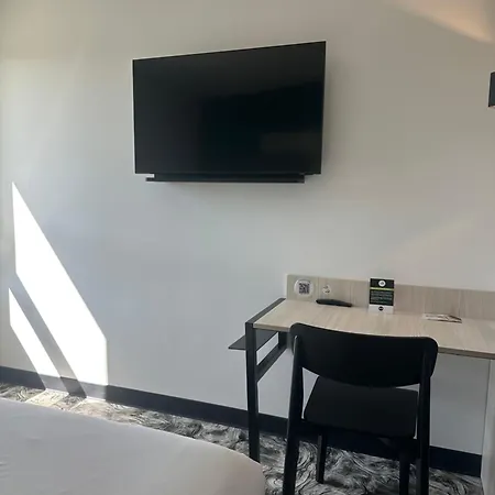 Nord Aeroport מלון